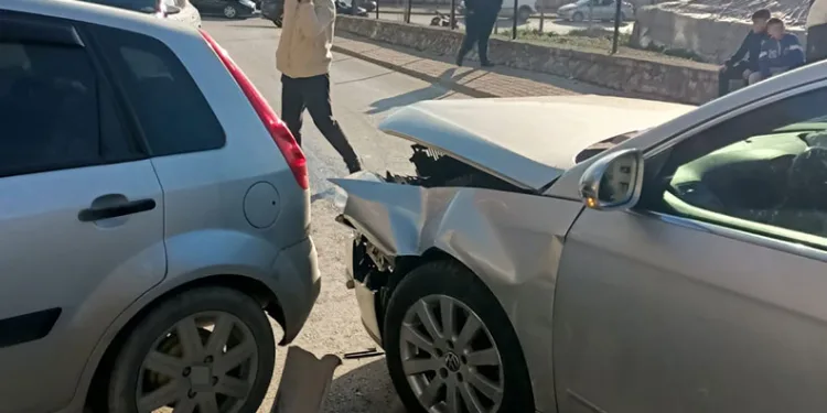 Bursa’da otomobiller kafa kafaya çarpıştı: 4 yaralı