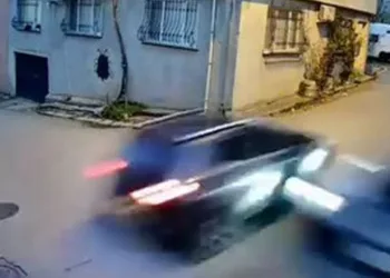 Bursa’da ara sokakta hız yapan iki otomobil çarpıştı