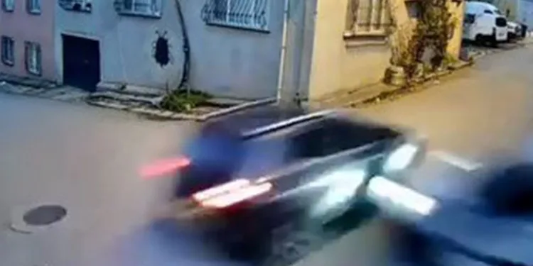 Bursa’da ara sokakta hız yapan iki otomobil çarpıştı