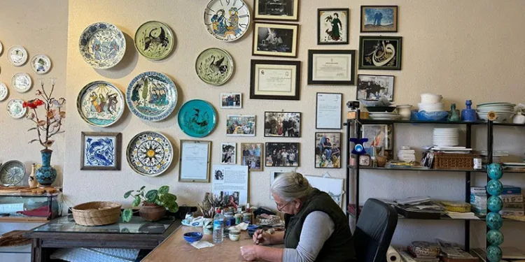 54 yıldır seramik üreten usta, yeni ustalar yetiştiriyor