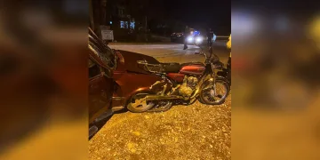 Artvin’de meyve yüklü kamyon dereye yuvarlandı: 1 yaralı