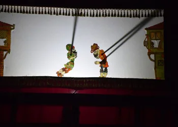Çocuklar Hacivat-Karagöz oyunuyla eğlendi