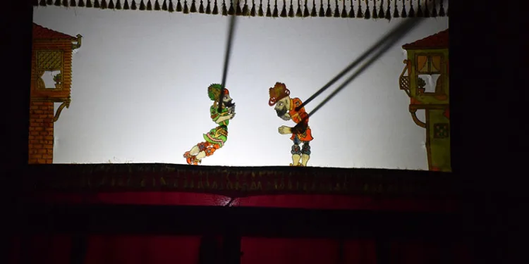 Çocuklar Hacivat-Karagöz oyunuyla eğlendi