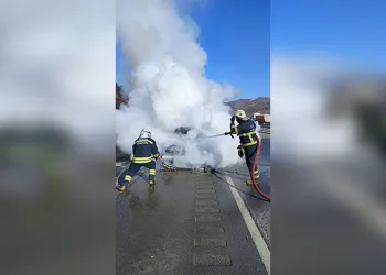 Konya’da bariyerlere çarpan otomobil sürücüsü yaralandı