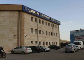 Van’da refüje çarpan otomobilin sürücüsü yarandı