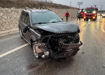 Ters dönen otomobildeki 2 kişi yaralandı