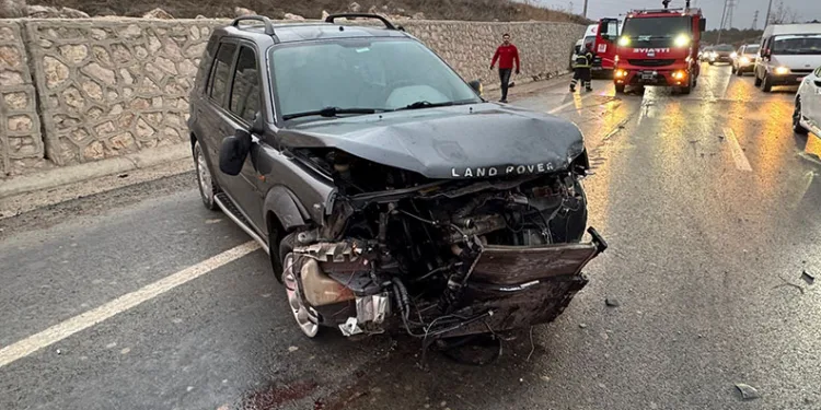 Ters dönen otomobildeki 2 kişi yaralandı