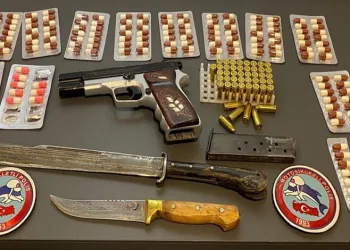 Kayan minibüs ile tır çarpıştı: 2 yaralı