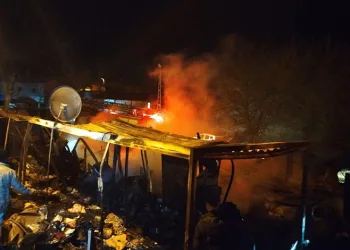 Sürücü fren yerine gaza basınca beton korkulukları yıkan araç bahçe duvarında asılı kaldı