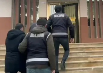 Falezlerden denize uçan araca ulaşıldı, kayıp sürücü aranıyor