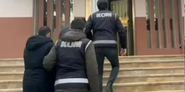 Falezlerden denize uçan araca ulaşıldı, kayıp sürücü aranıyor