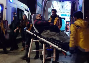Bursa’da otobanda yolun karşısına geçmek isterken tırın altında kaldı