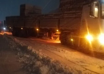Motosiklet sürücüsü kazada öldü, yakınları çarpan otomobili parke taşıyla parçaladı