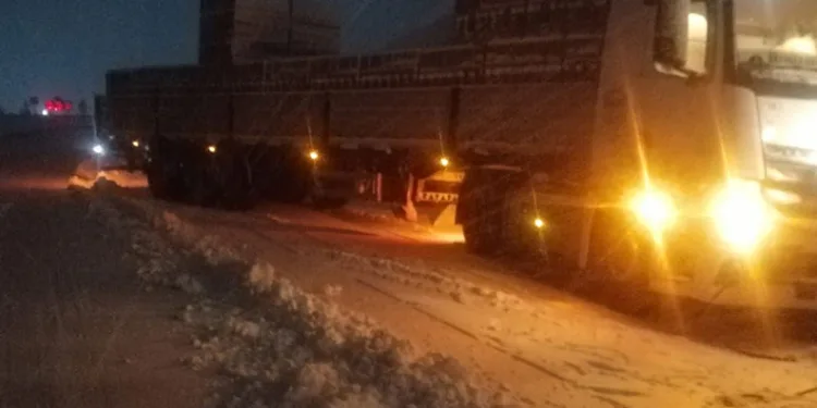 Motosiklet sürücüsü kazada öldü, yakınları çarpan otomobili parke taşıyla parçaladı