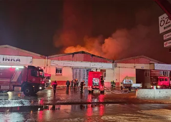 Kayseri’deki fabrika yangını 3 saatte söndürüldü