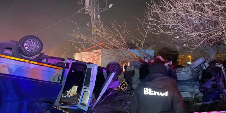 Yüksekova’da kontrolden çıkan minibüs takla attı: 7 yaralı