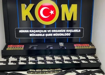 Adana Emniyet Müdürüne, saz kursunu bitiren kızlardan mini konser