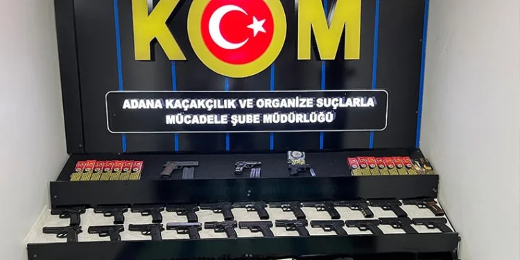 Adana Emniyet Müdürüne, saz kursunu bitiren kızlardan mini konser