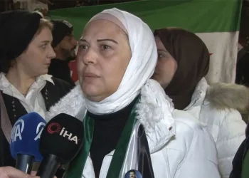 Yalova’da Suriyeliler Esed rejiminin devrilmesini kutladı