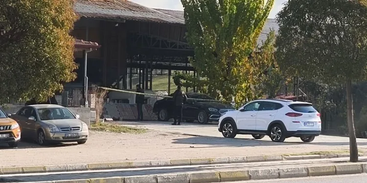 Güngören’de çöken 5 katlı binanın bitişiğindeki 2 bina tahliye edildi
