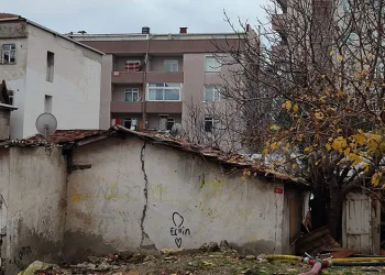Bağcılar’da korkutan yangın, gecekondu kullanılamaz hale geldi