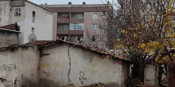 Bağcılar’da korkutan yangın, gecekondu kullanılamaz hale geldi