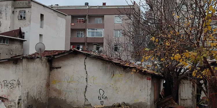 Bağcılar’da korkutan yangın, gecekondu kullanılamaz hale geldi
