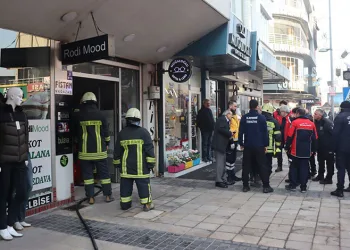 Konya’da bariyerlere çarpan otomobil sürücüsü yaralandı