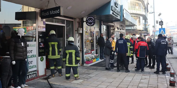Konya’da bariyerlere çarpan otomobil sürücüsü yaralandı