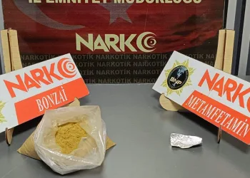 Güngören’de çöken 5 katlı binanın bitişiğindeki 2 bina tahliye edildi