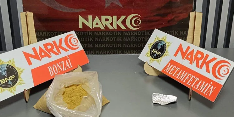 Güngören’de çöken 5 katlı binanın bitişiğindeki 2 bina tahliye edildi