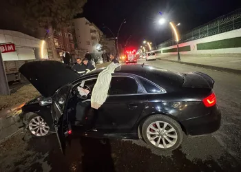 Otomobil bahçeye uçtu: Yaralılar müdahale sonrası olay yerinden kaçtı