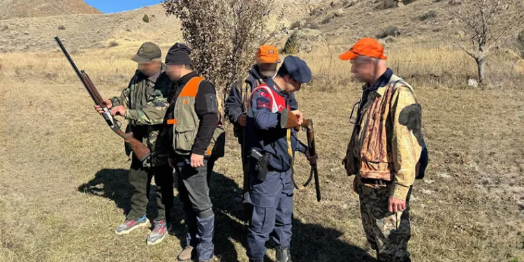 İlk kez ceza yedi, ceza makbuzuyla hatıra fotoğrafı çektirdi