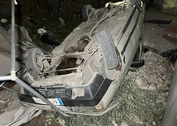 Otomobil bahçeye uçtu: Yaralılar müdahale sonrası olay yerinden kaçtı