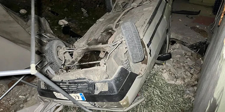 Otomobil bahçeye uçtu: Yaralılar müdahale sonrası olay yerinden kaçtı