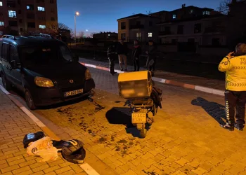 Köpekten kaçarken hafif ticari araca çarpan motosiklet sürücüsü yaralandı