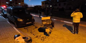 Köpekten kaçarken hafif ticari araca çarpan motosiklet sürücüsü yaralandı