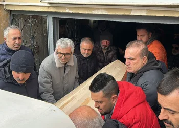 Bursa’da otomobiller kafa kafaya çarpıştı: 4 yaralı
