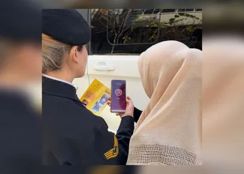 Elindeki cisimle araçları çizdi, rahat tavırları ‘pes’ dedirtti