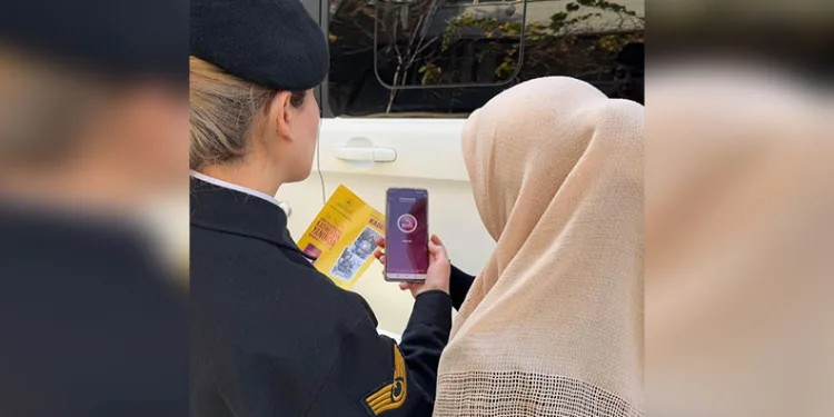 Elindeki cisimle araçları çizdi, rahat tavırları ‘pes’ dedirtti