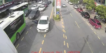 Kaza yapan araca başka otomobil çarptı: 2 ölü