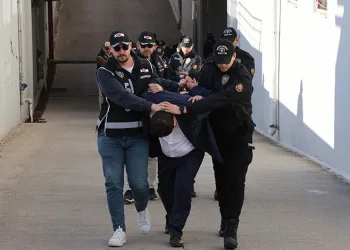 Kayan minibüs ile tır çarpıştı: 2 yaralı
