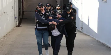 Kayan minibüs ile tır çarpıştı: 2 yaralı