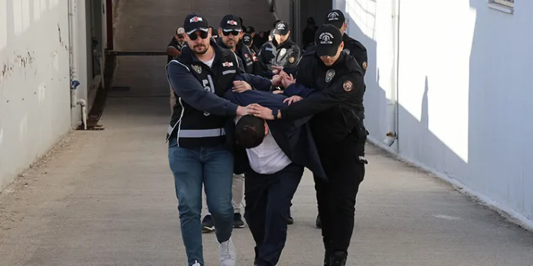 Kayan minibüs ile tır çarpıştı: 2 yaralı