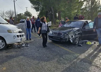 Bursa’da otomobiller kafa kafaya çarpıştı: 4 yaralı