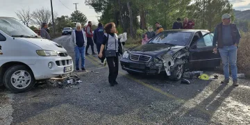 Bursa’da otomobiller kafa kafaya çarpıştı: 4 yaralı