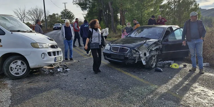 Bursa’da otomobiller kafa kafaya çarpıştı: 4 yaralı