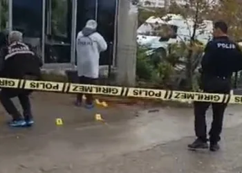 Kayan minibüs ile tır çarpıştı: 2 yaralı