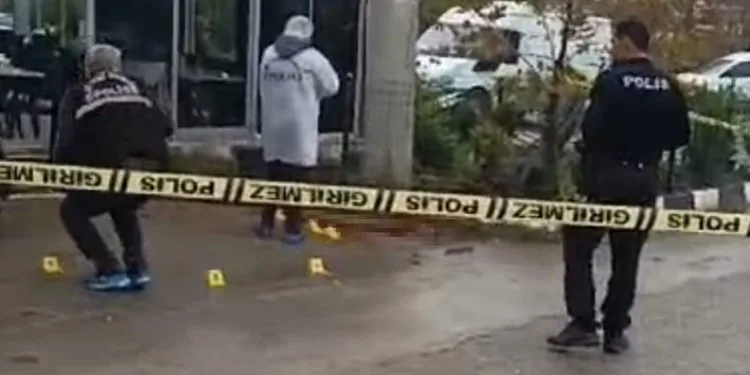 Kayan minibüs ile tır çarpıştı: 2 yaralı