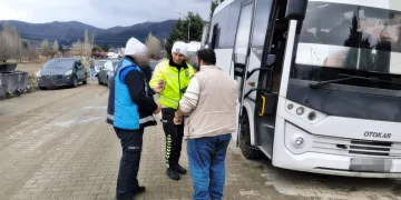 Van’da refüje çarpan otomobilin sürücüsü yarandı